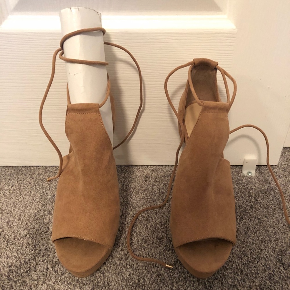 APT 9 Lace up Heels, Size Women’s 8